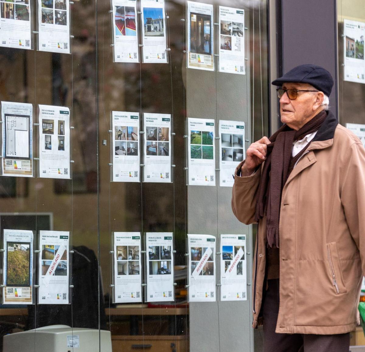 Escaparate de una inmobiliaria en A Coruña.
