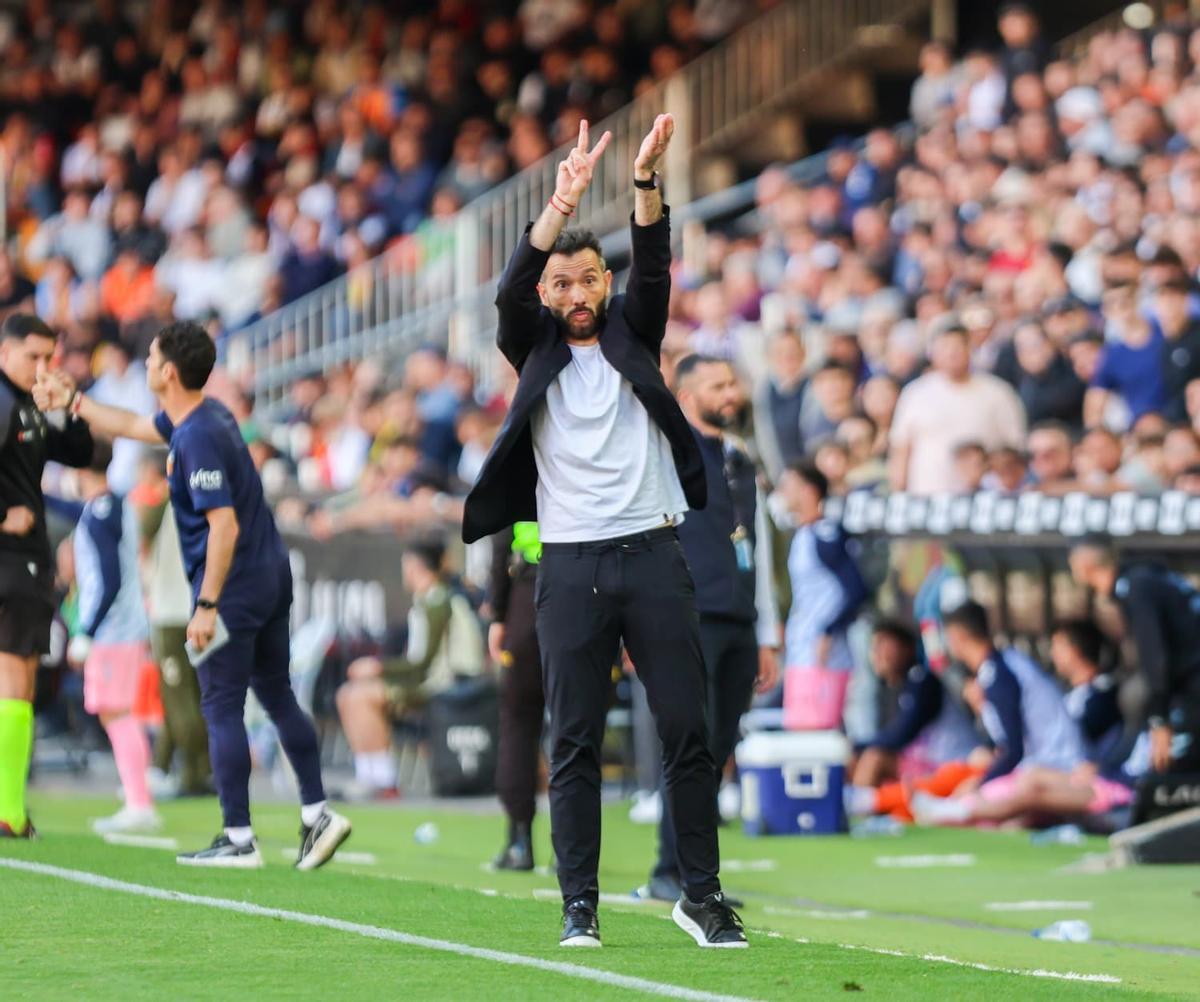 Carlos Corberán en la banda de Mestalla contra el Celta
