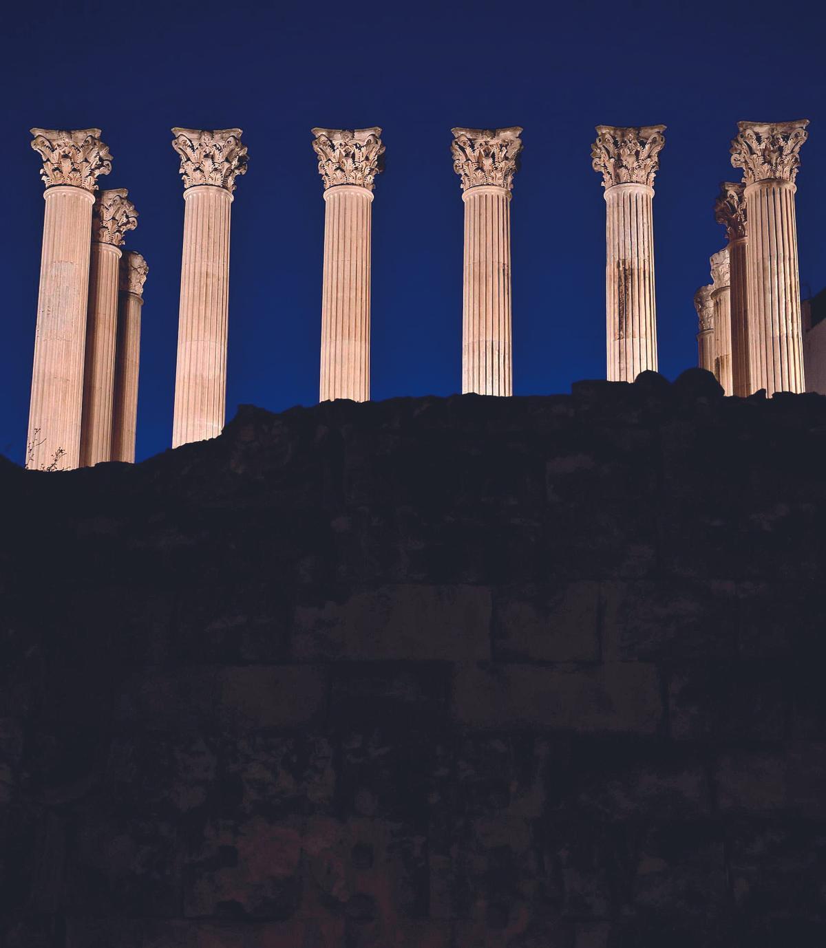 Hoy se sabe que la distancia entre las columnas debió ser algo mayor a la que se puede apreciar en la reconstrucción del Templo Romano.