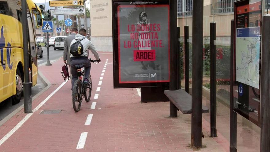 Frente al auditorio El Batel hay un carril bici en el que hay peatones, bicicletas y hasta una parada de autobús.