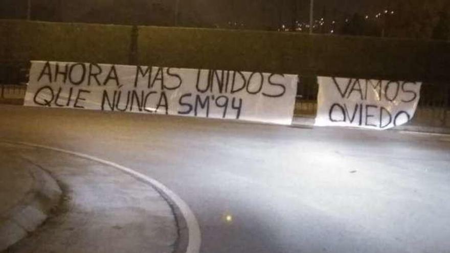 Symmachiarii muestra su apoyo al Oviedo con pancartas junto al Tartiere