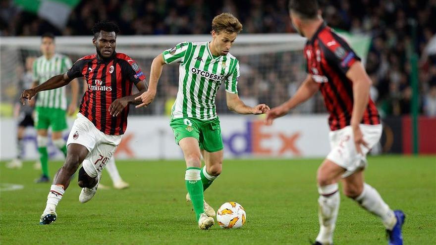 Betis y Milan empatan y dejan apretada la clasificación