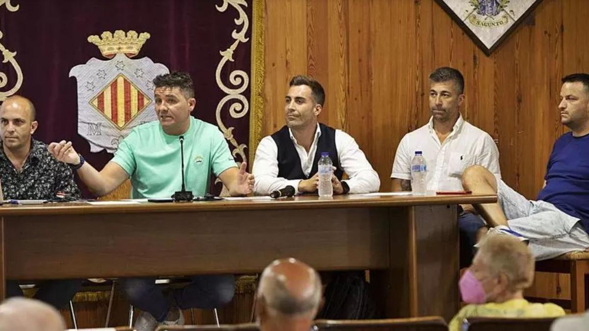 El expresidente del Saguntino, junto a Daniel Paterna, en una asamblea.