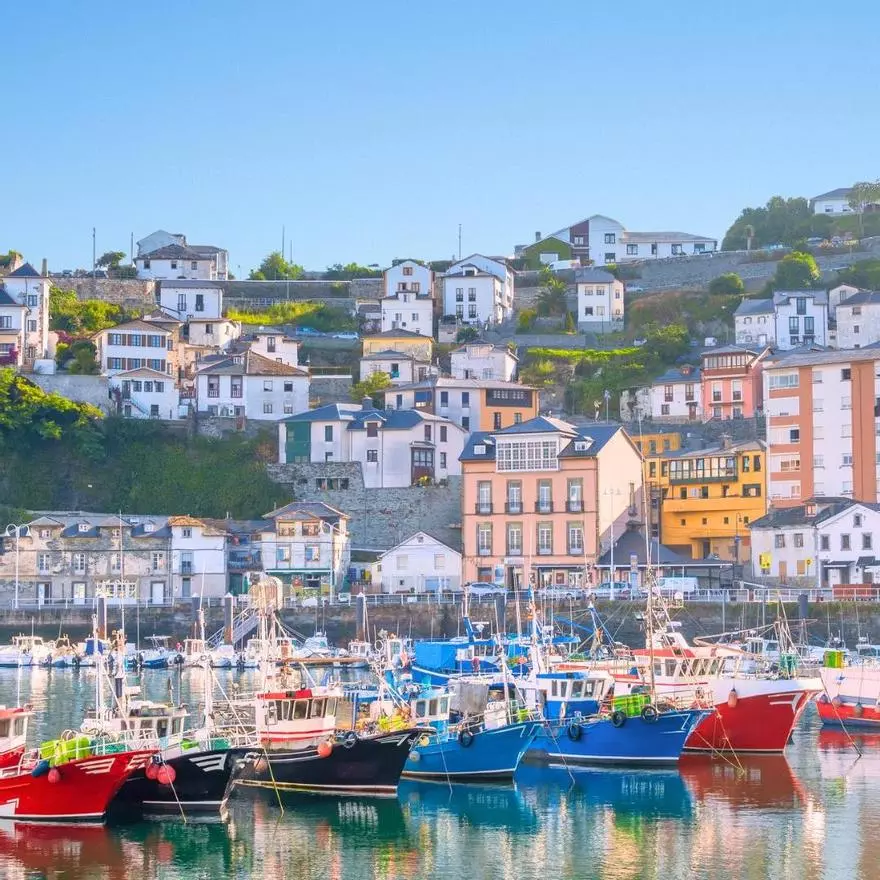 El pueblo con una de las totalidades de eclipse solar más largas de España tiene puerto pesquero, faro y un paseo llano