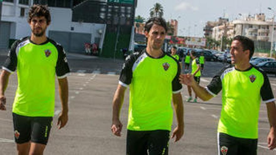 Pedro, camino del campo anexo junto a José Ángel y Pelegrín