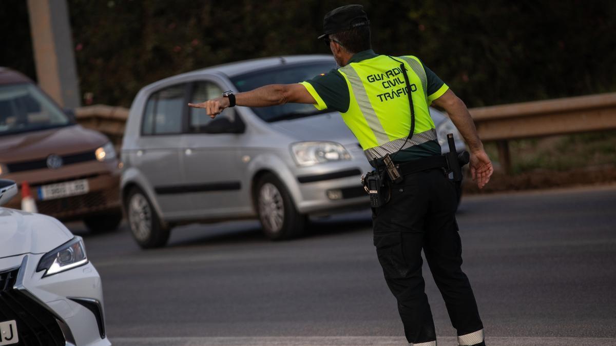 Multado con 200 euros pese a llevar la baliza V16 en la guantera, pero no tener la espuma obligatoria escondida en el maletero la Guardia Civil extrema la vigilancia estas semanas