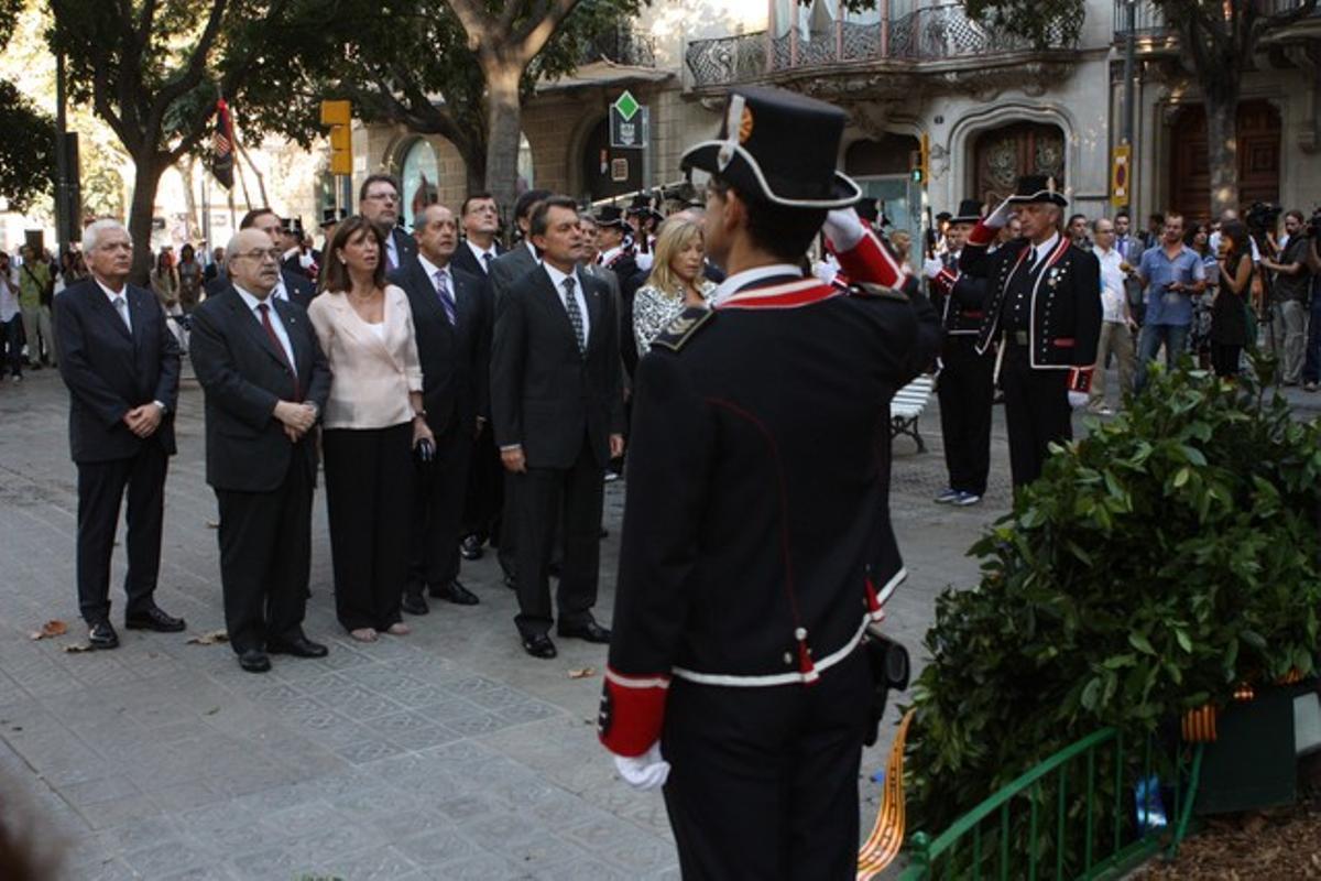 El president, Artur Mas, la vicepresidenta, Joana Ortega, i els consellers del Govern, en l’ofrena floral a Rafael Casanova, avui, a Barcelona.