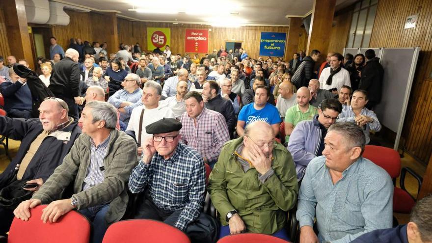 Asistentes a la asamblea del SOMA en Mieres.