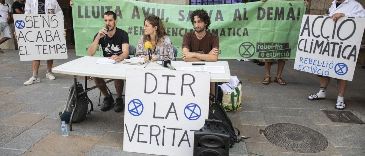 Jordi Mateu, Nàtalia Ormeño i Marcel Llavero van parlar en nom de Girona pel Clima.  | DAVID APARICIO