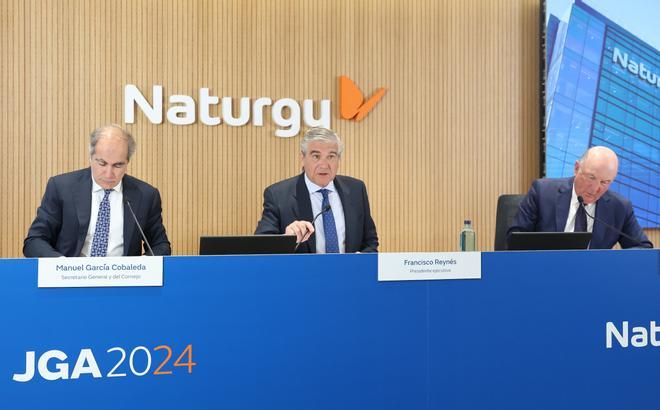 El secretario general de Naturgy, Manuel García Cobaleda, el CEO, Francisco Reynés, y el notario Fernando de la Cámara, durante la junta general de accionistas el pasado 2 de abril.