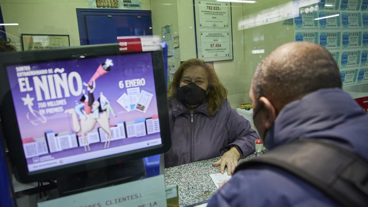 Una empleada en la administración vende décimos para la Lotería del Niño.