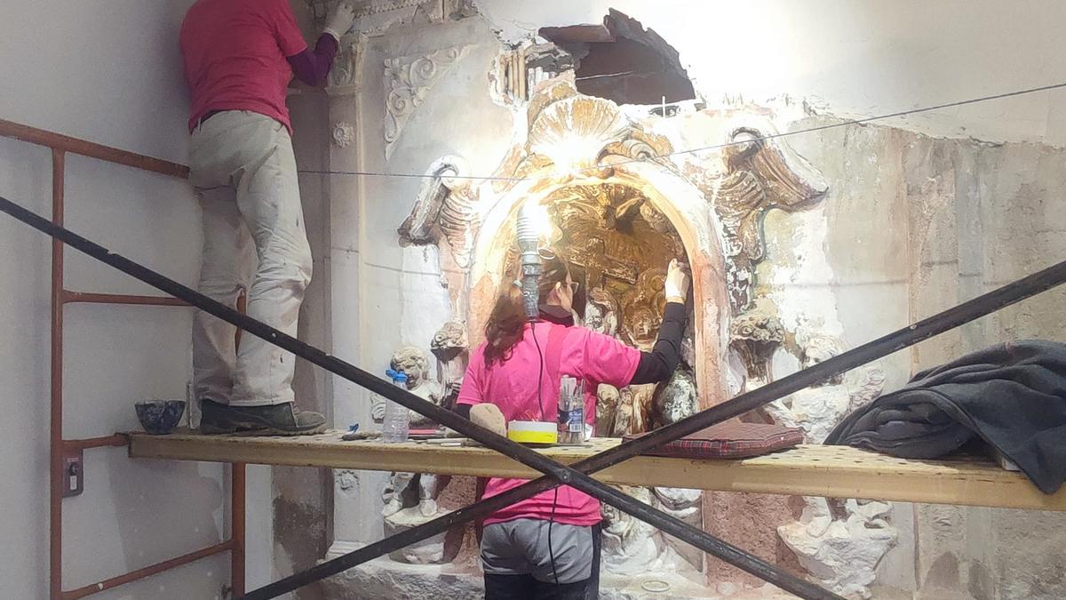 Trabajos de restauración en el retablo de Castellnovo.
