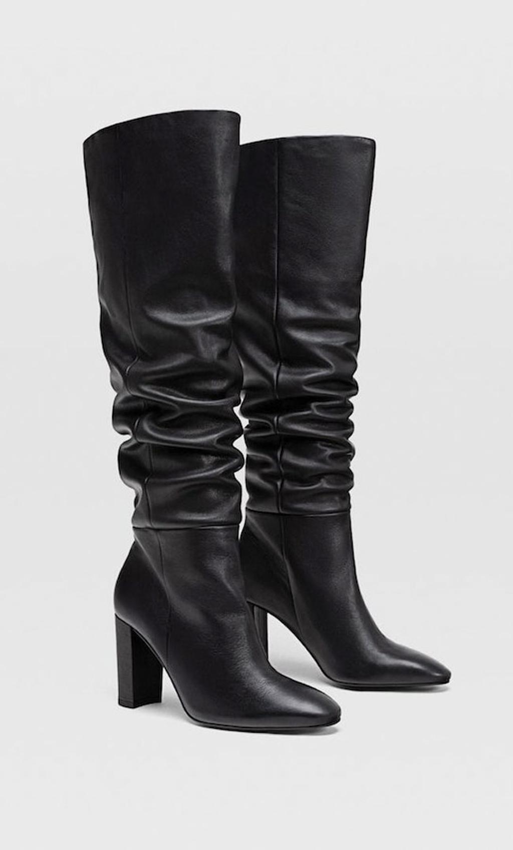 Botas fruncidas en piel, de Stradivarius, 89,99 euros.