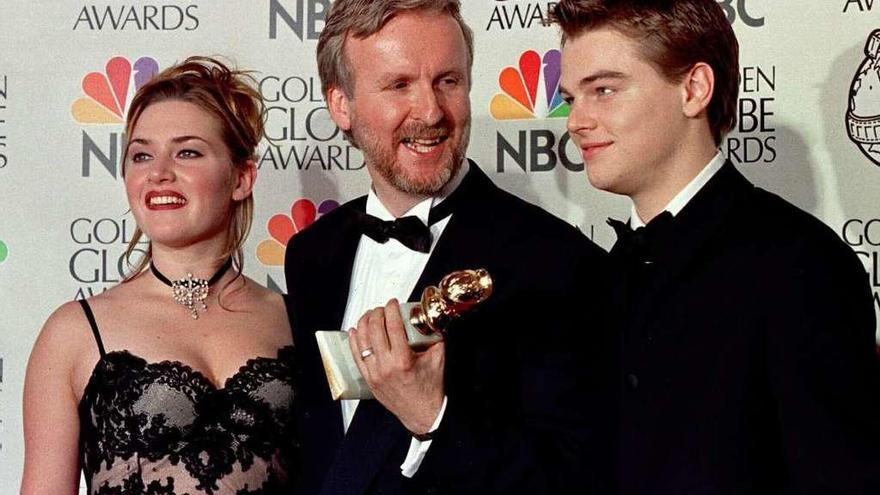 Kate Winslet, James Cameron y Leonardo Dicaprio, en la 55ª edición de los Globos de Oro, en 1998.