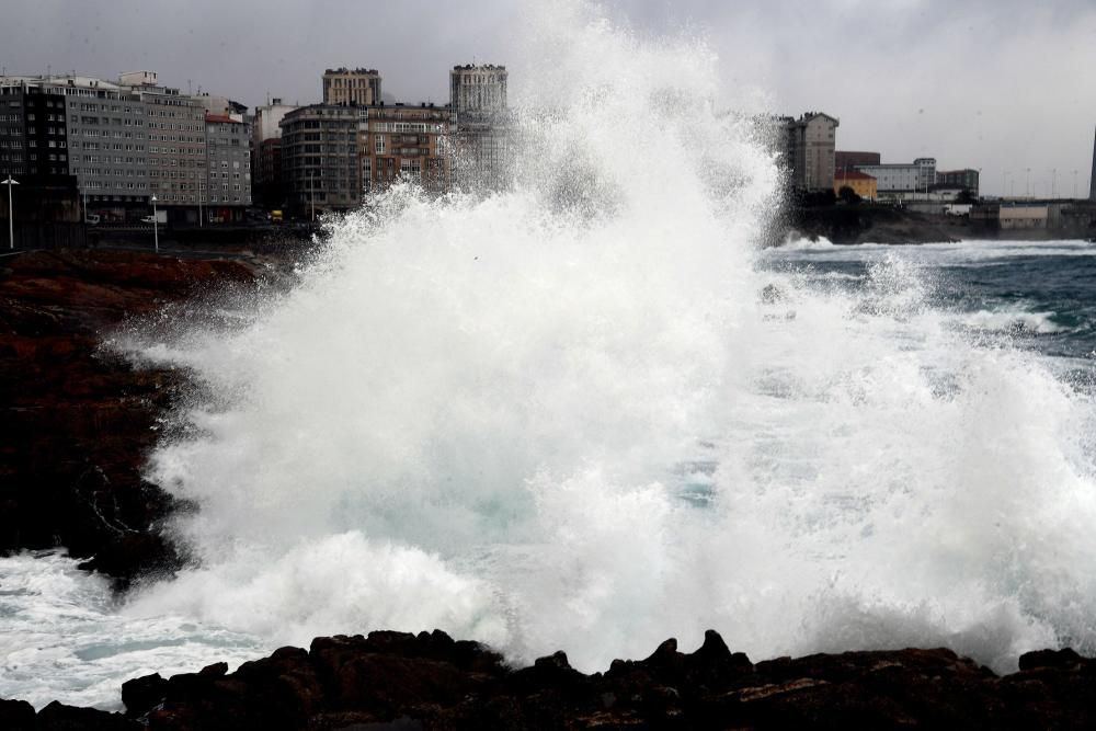 La costa de A Coruña, en alerta naranja por oleaje