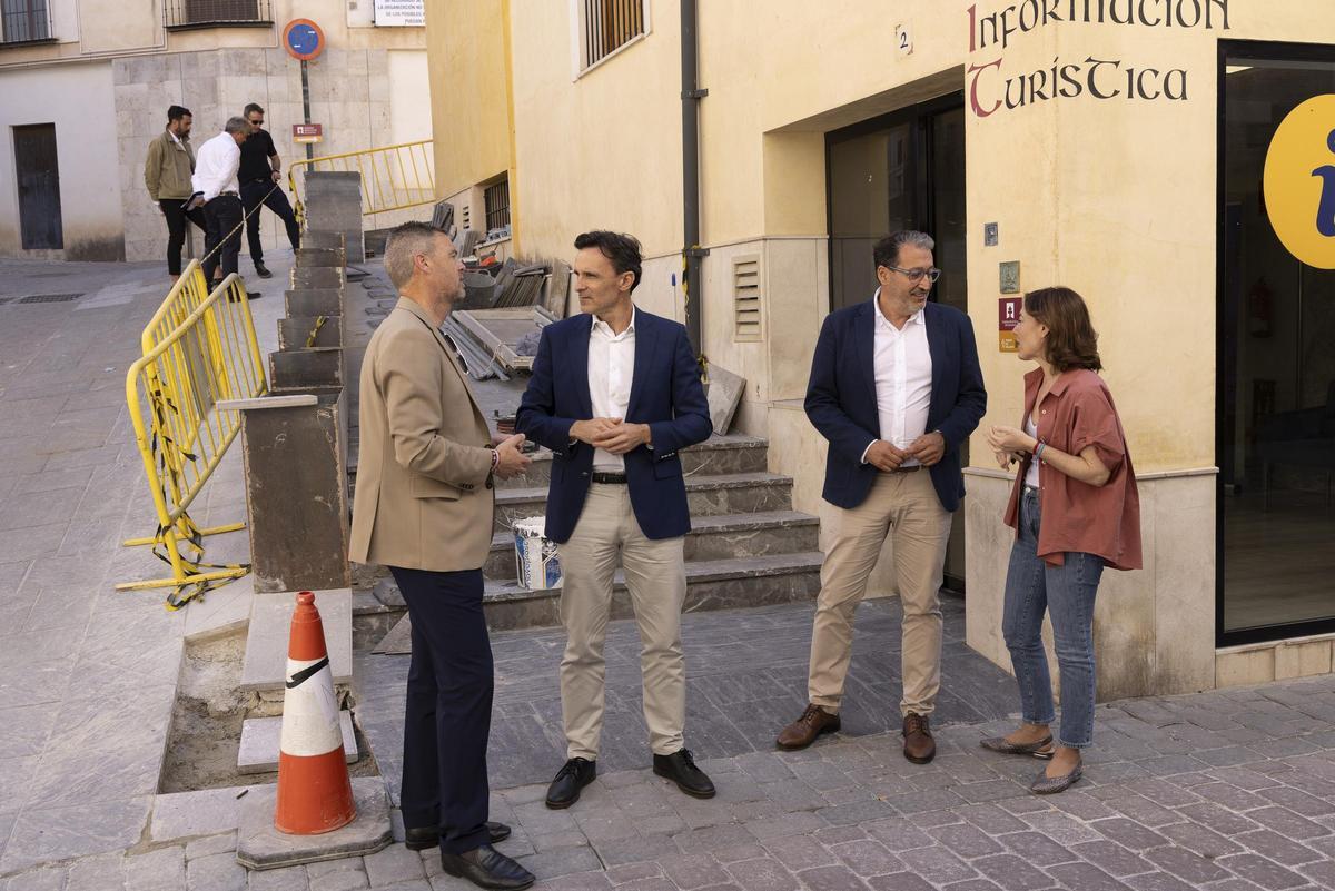 El consejero y el alcalde de la localidad visitan el final de esta actuación enfocada a reforzar uno de los enclaves históricos más representativos del municipio