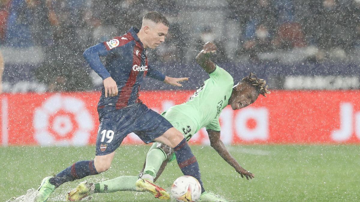 Un lance del partido entre Levante y Athletic.