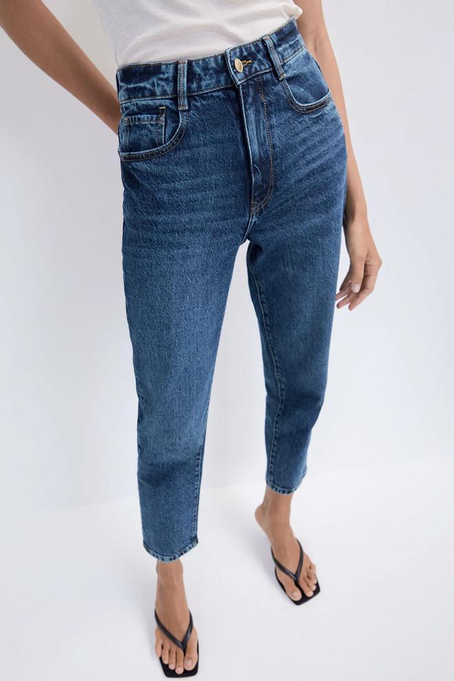 Pantalones vaqueros de estilo 'mom fit' de efecto lavado, de Zara