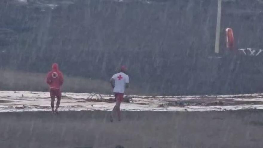 La DANA causa escorrentías en la Playa de San Agustín, en el sur de Gran Canaria