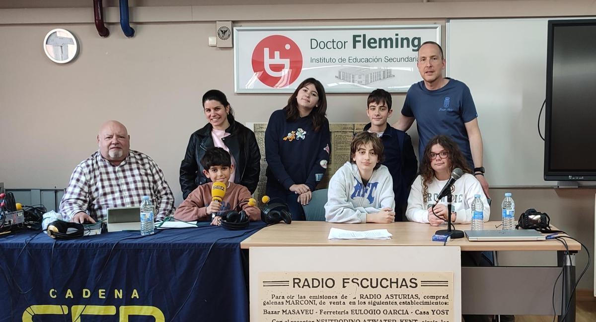 Integrantes del taller de radio, con Nacho García y Echever.