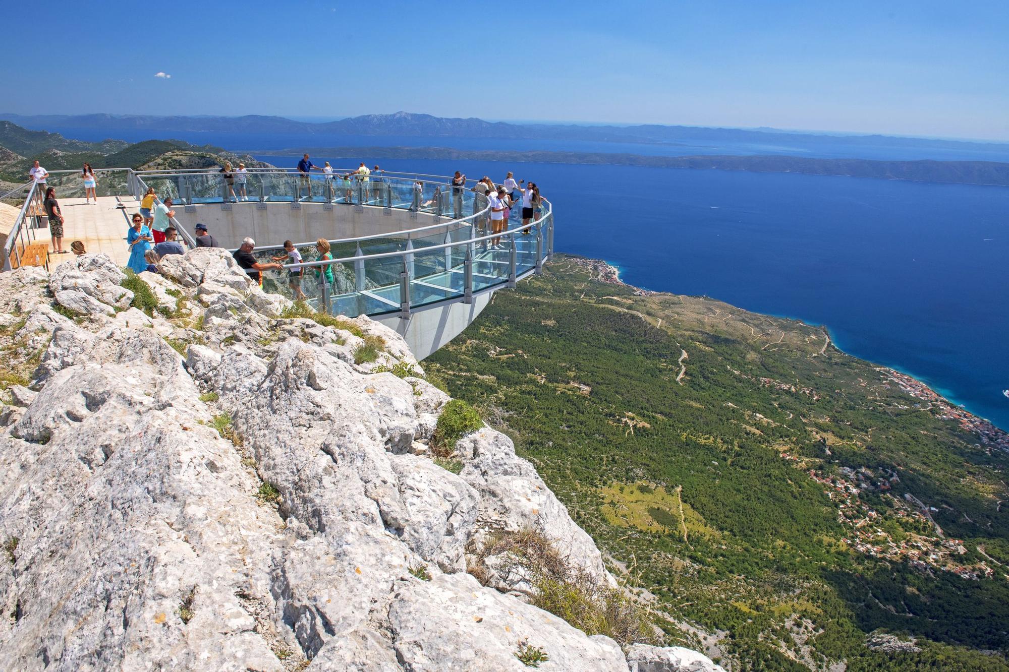 Bajo el Biokovo Skywalk se contempla el mar Adriático, islas y ciudades de Dalmacia