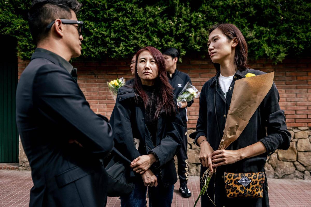 Acto en homenaje a la mujer asesinada en Esplugues con la presencia del padre de la víctima, que ha viajado desde China