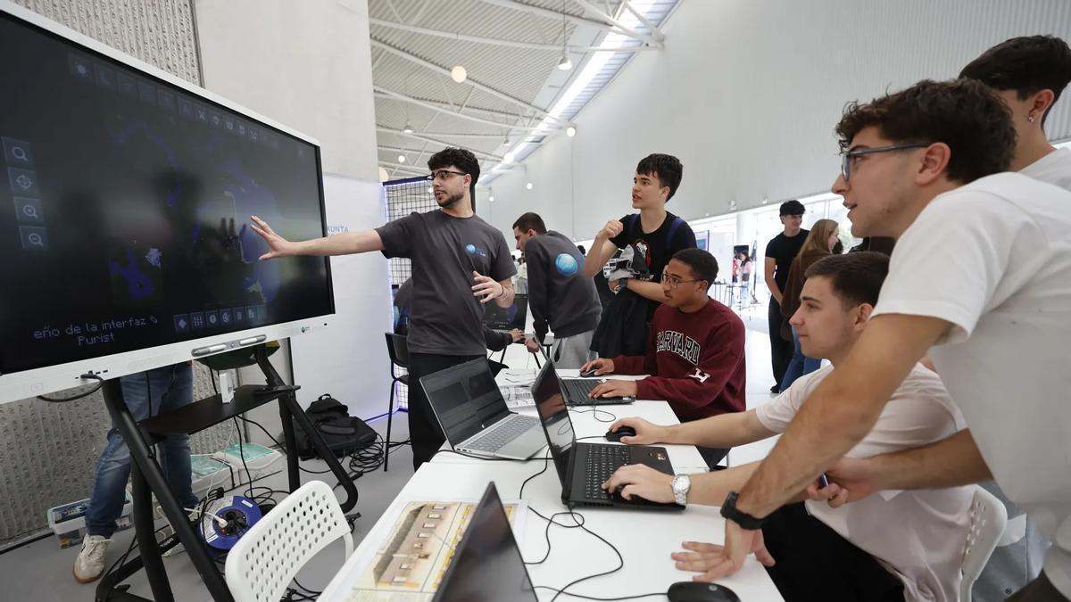Un grupo de alumnos de Formación Profesional durante una feria del sector.