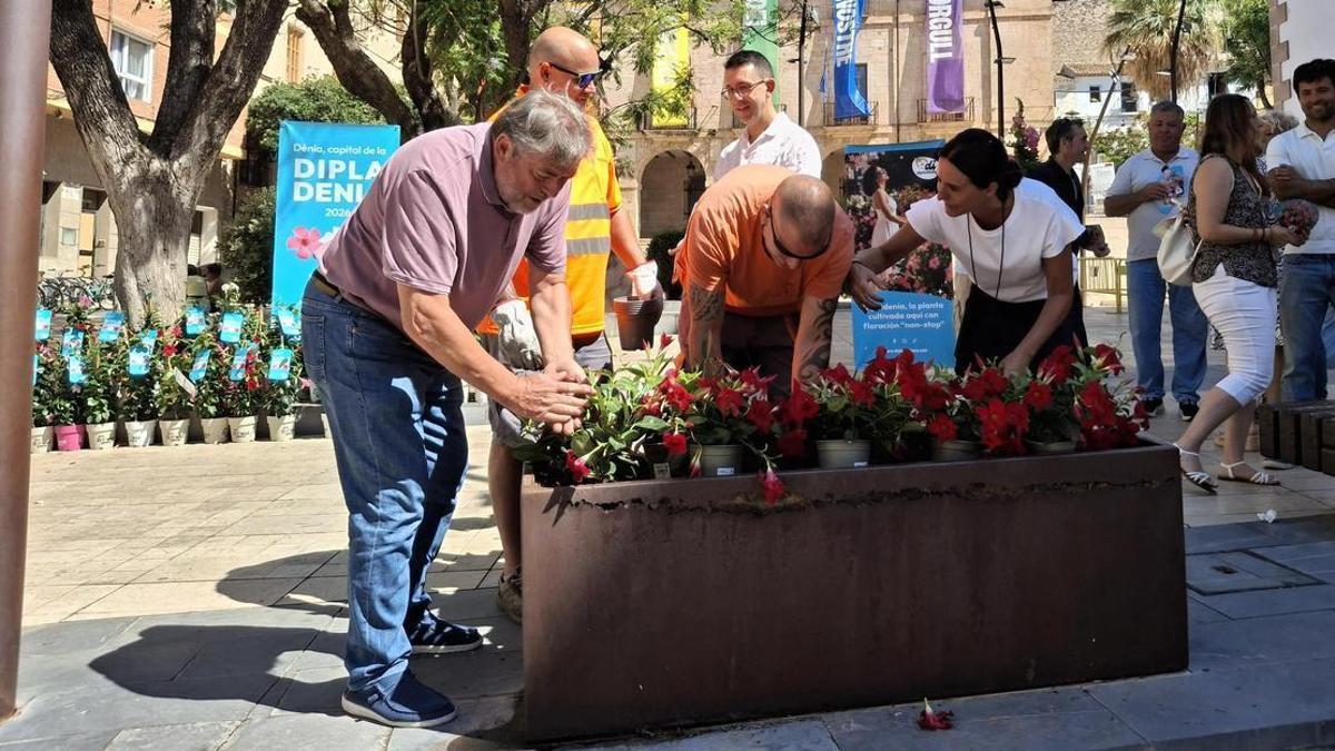 El nuevo alcalde (a la izquierda) y los concejales de Parques y Jardines y Promoción Económica se han puesto manos a la tierra: se dan buena traza de jardineros