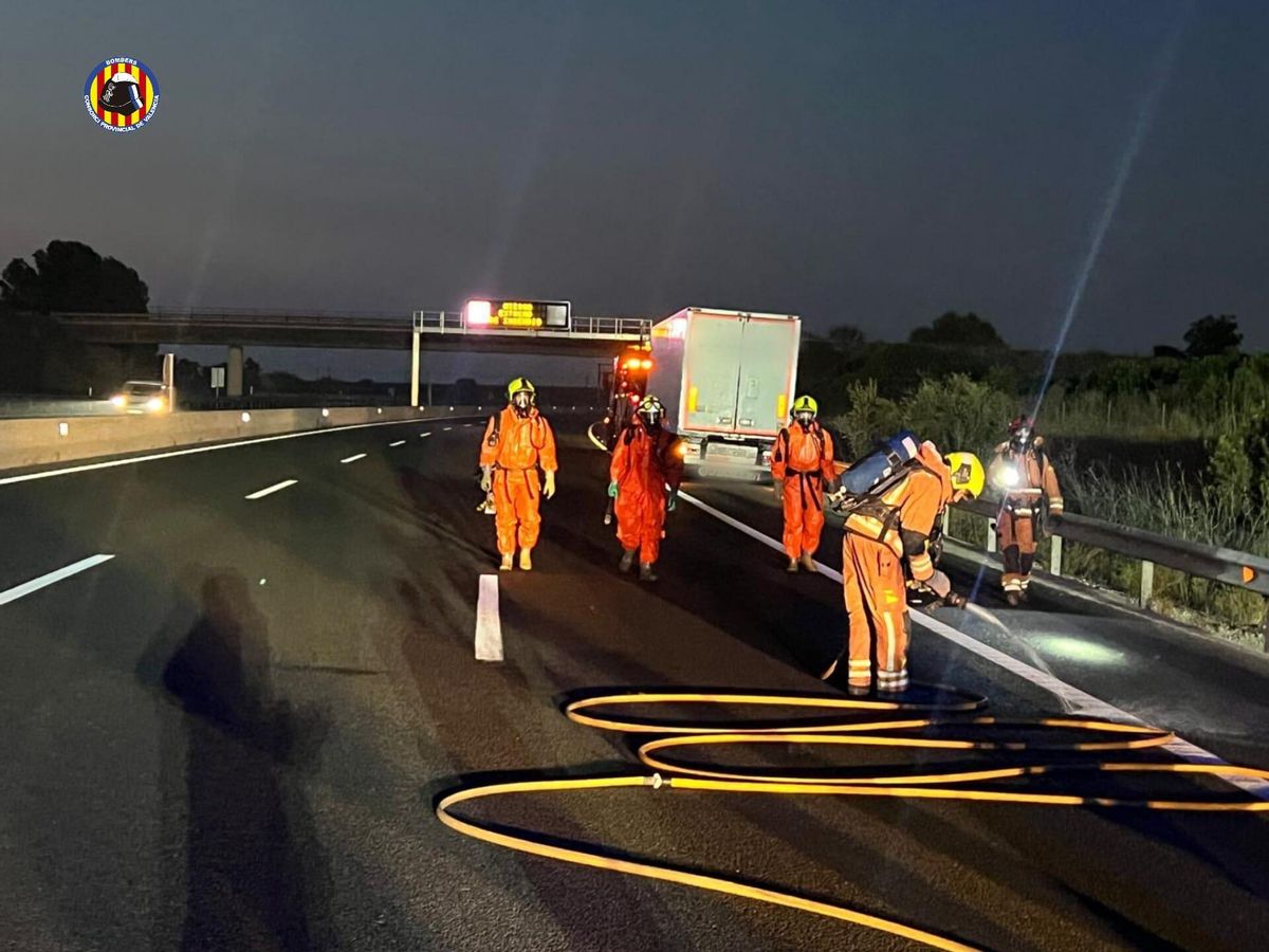 Intervención de los bomberos en la zona del vertido en la A7