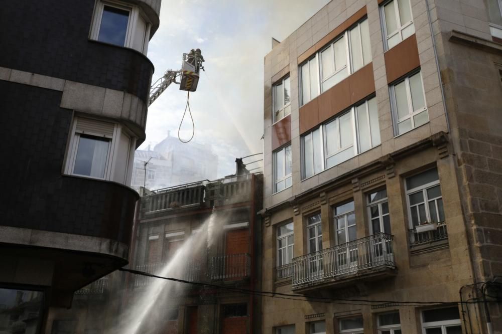 Arde por completo un edificio abandonado en Vigo