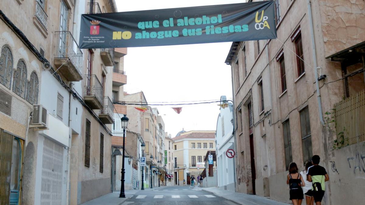 El Ayuntamiento ha instalado una pancarta para alertar de los peligros del alcohol.