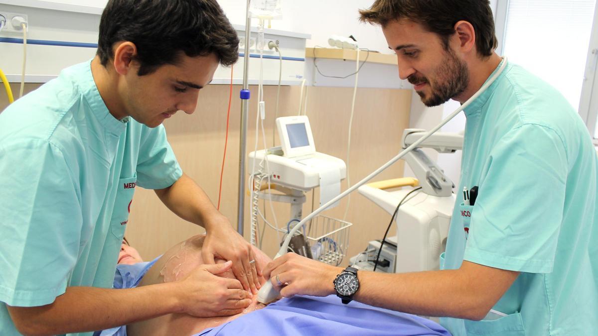 Arnau Castañer y Rubén Betoret aplicando la técnica en una embarazada