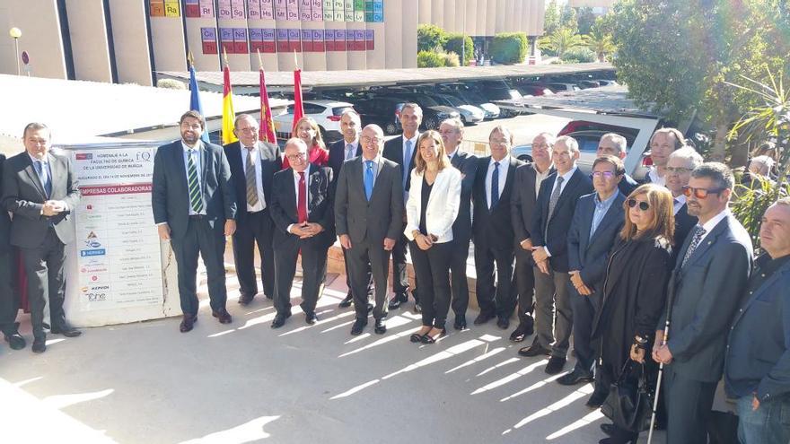 Foto de familia tras la inauguración de la tabla periódica de Química