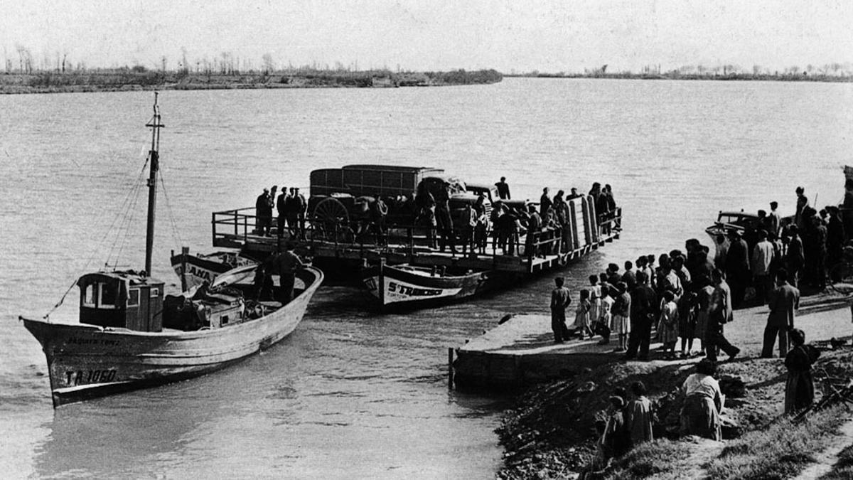 Barcaza de Amposta, en 1957, formada por dos laúdes y utilizada mientras se arreglaba el puente hundido en la batalla del Ebro, durante la Guerra Civil.