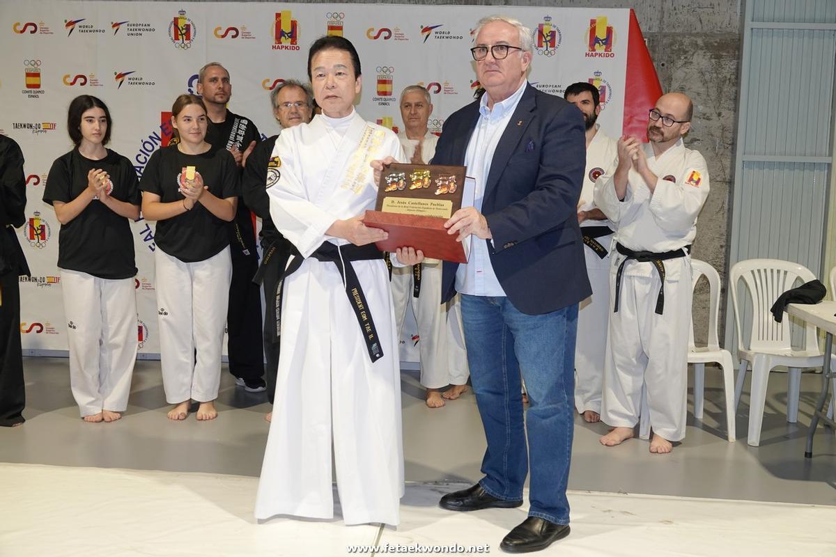 El maestro de Korea recibe una placa tras el curso de Hapkidoo