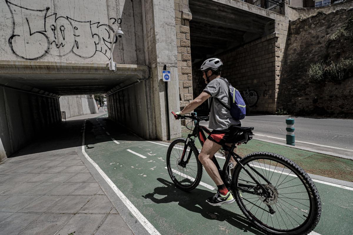 Cámara que controla el número de usuarios que pasan por el carril bici ya existente a la altura del parque de El Romeral.