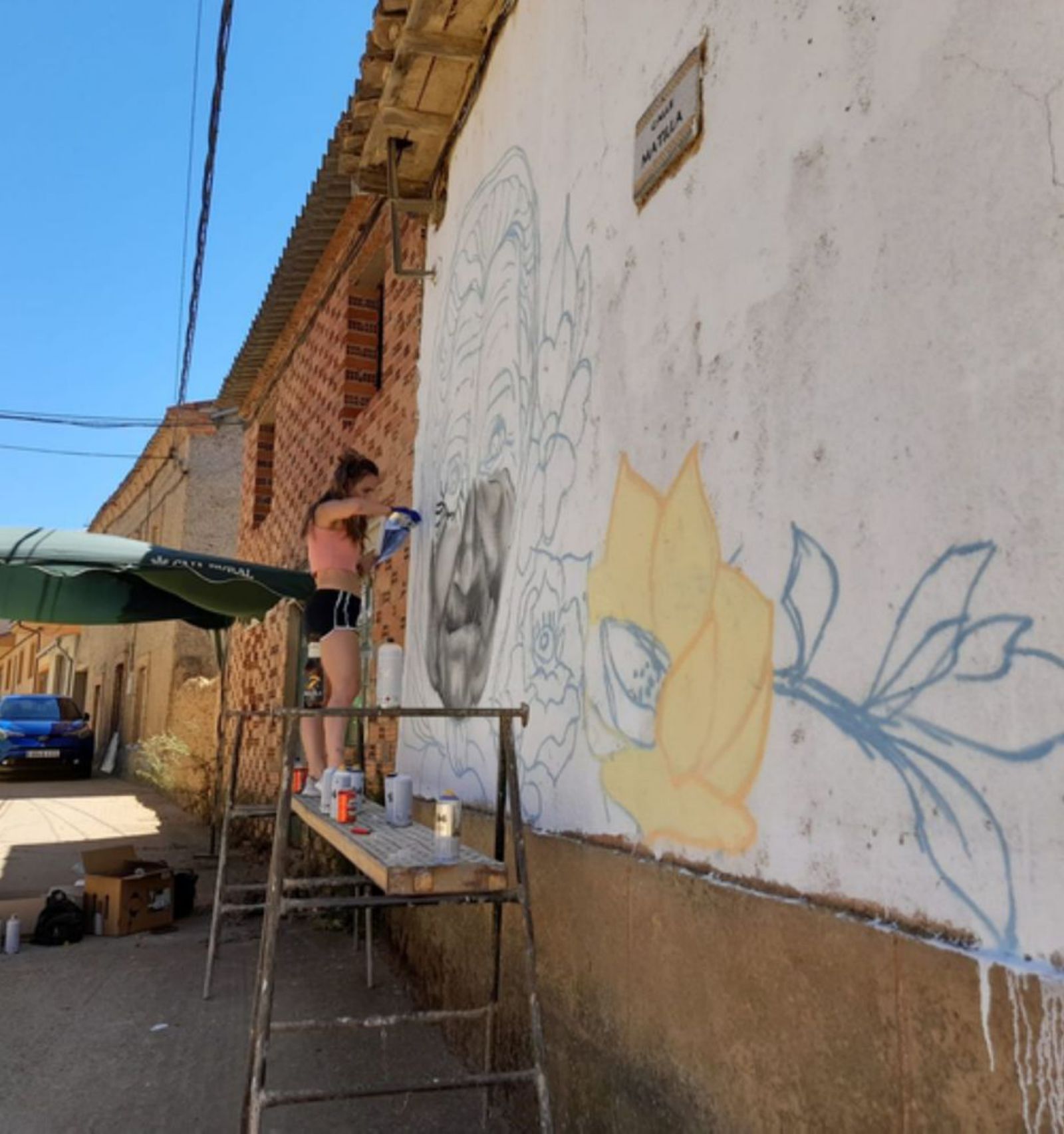 Nerea realiza uno de los murales realizados este verano en La Torre. | E. P.