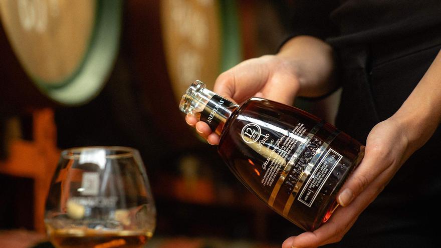 El icónico ron canario da el salto y llega a los bares de toda España