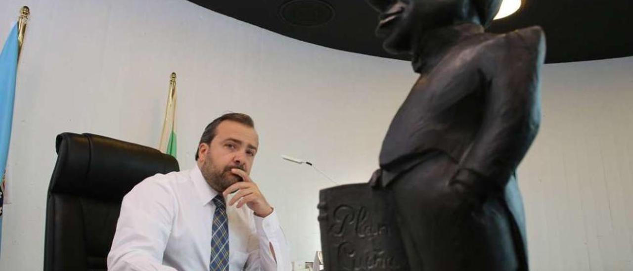 Rafael Cuiña en su despacho de la Alcaldía de Lalín, presidido por una escultura de su padre. // Bernabé/Gutier