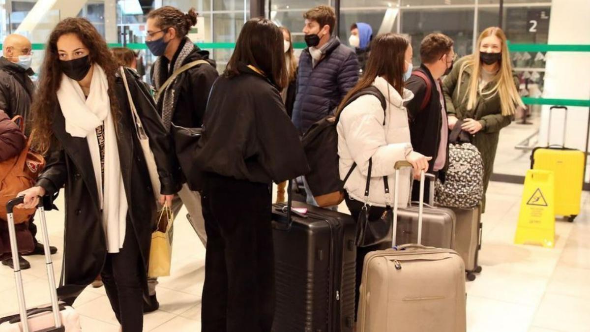 Pasajeros de uno de los Alvia que llegaron llenos a la estación de Urzáiz en Semana Santa. M. G. BREA