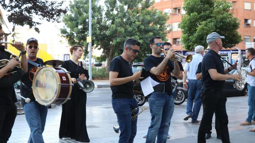 La música de Nueva Orleans ameniza la plaza de la Unió Musical de Torrent