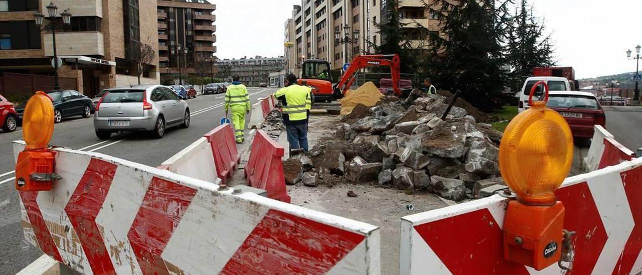 Una de las obras en la glorieta de Montecerrao