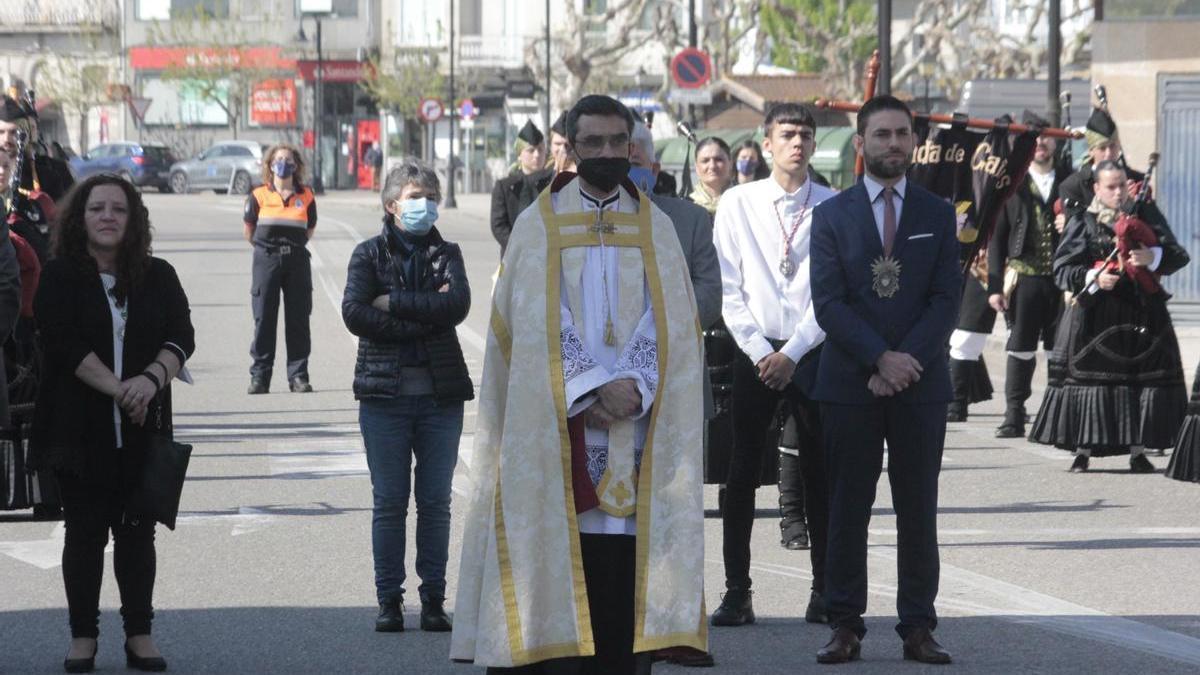 EL párroco de Cangas, Severo Lobato, fue increpado por algunos devotos al final de las procesiones.