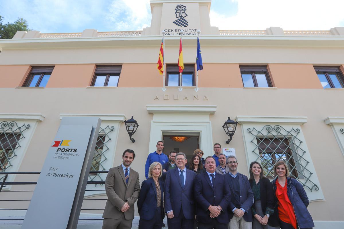 Acceso al edificio rehabilitado de Aduanas con Eduardo Dolón, Ximo Puig, Enrique Riquelme cargos de la Conselleria de Territorio y personal funcionario de Puertos de la Generalitat