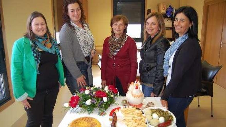 Las organizadoras de la fiesta, ayer, en la cultural de Nespereira. // Faro