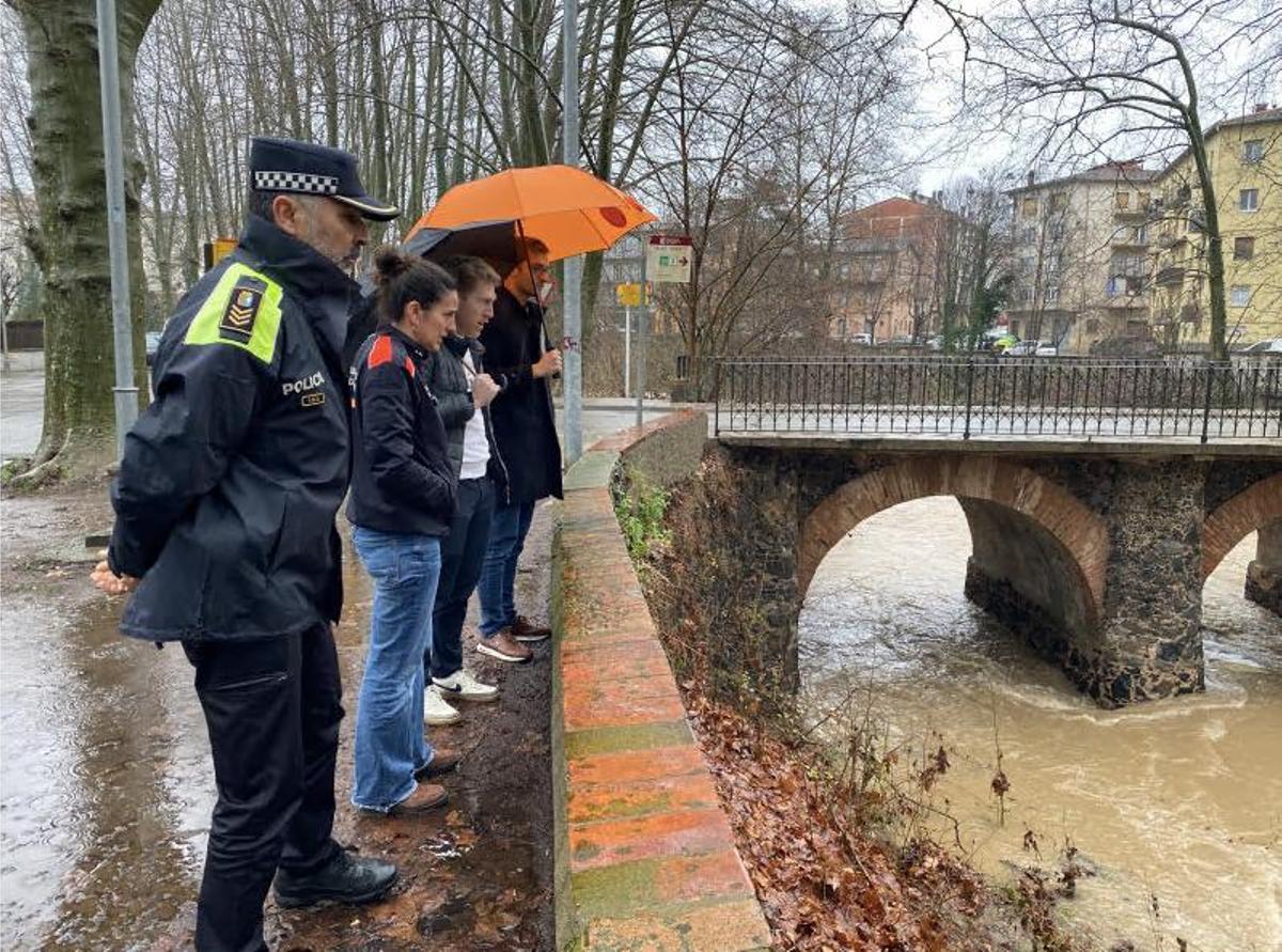 L’alcalde d’Olot, Agustí Arbós; el regidor de Serveis Urbans, Aniol Sellabona; el cap de la Policia Municipal d’Olot, Ignasi López, i la tècnica de Protecció Civil, Isabel Mundet.