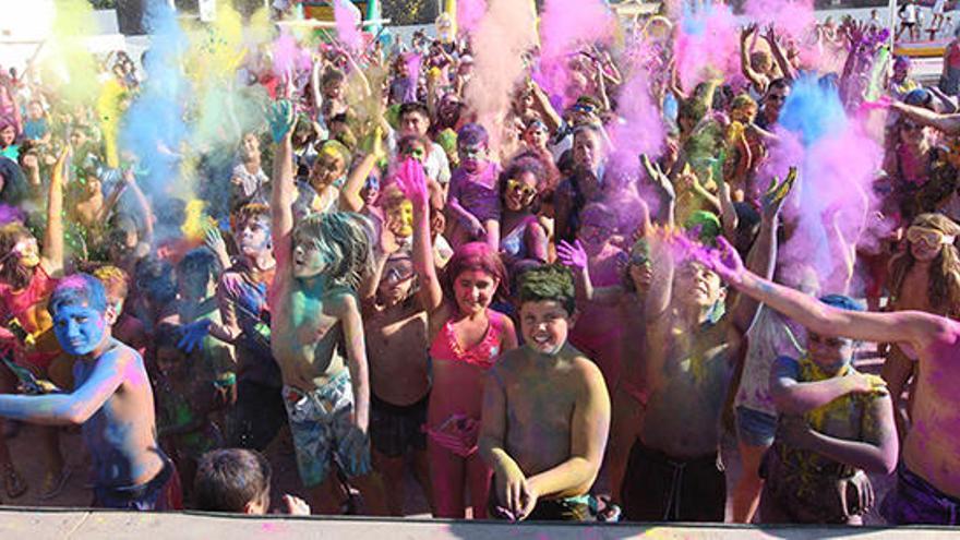 Explosión de colores en la fiesta de la espuma, celebrada el pasado domingo en el colegio Cervantes.