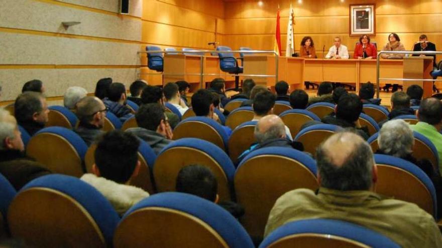 La alcaldesa mantuvo en marzo una reunión con socios y trabajadores. // D.P.