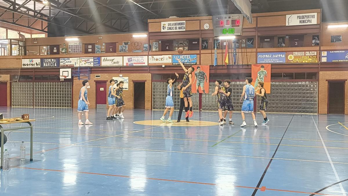 Inicio del partido en el polideportivo municipal de Cangas del Narcea.