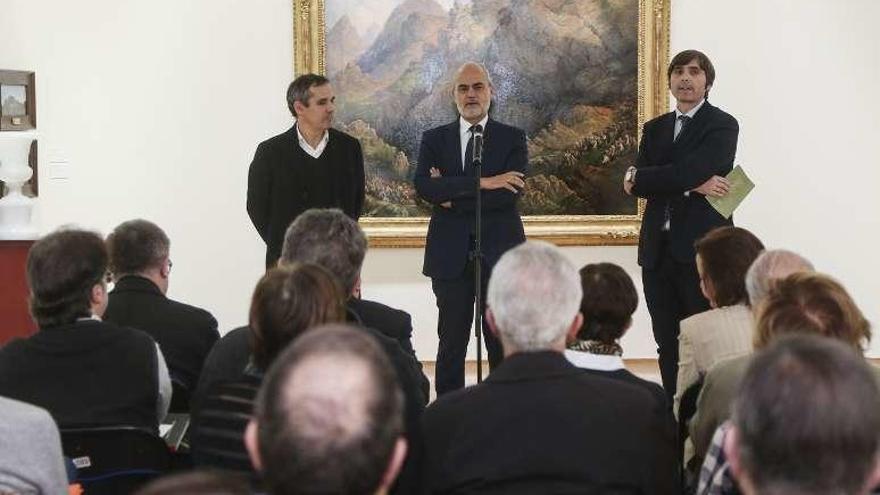 Díez, flanqueado por el viceconsejero de Cultura, Vicente Domínguez, y por Alfonso Palacio, ayer, en la presentación.